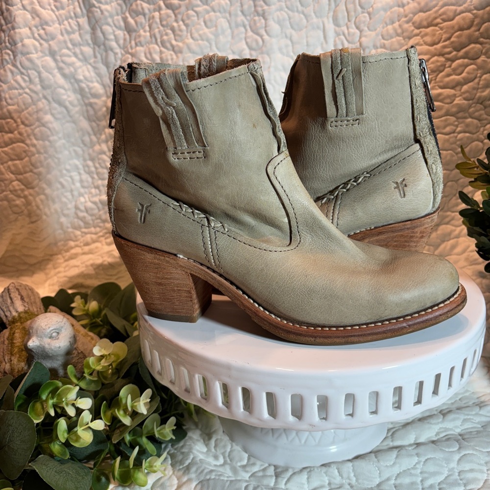 Frye Women's Cream Leather Ankle Booties